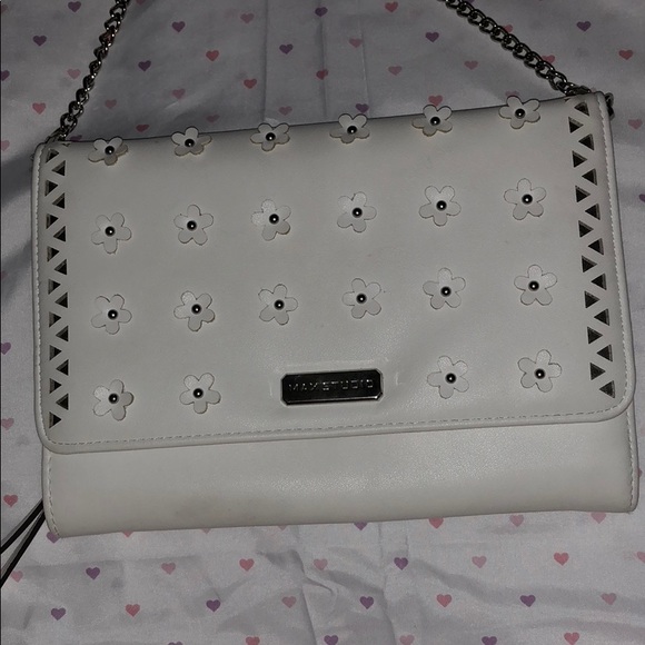 Max Studio White Flower Crossbody - Picture 2 of 8